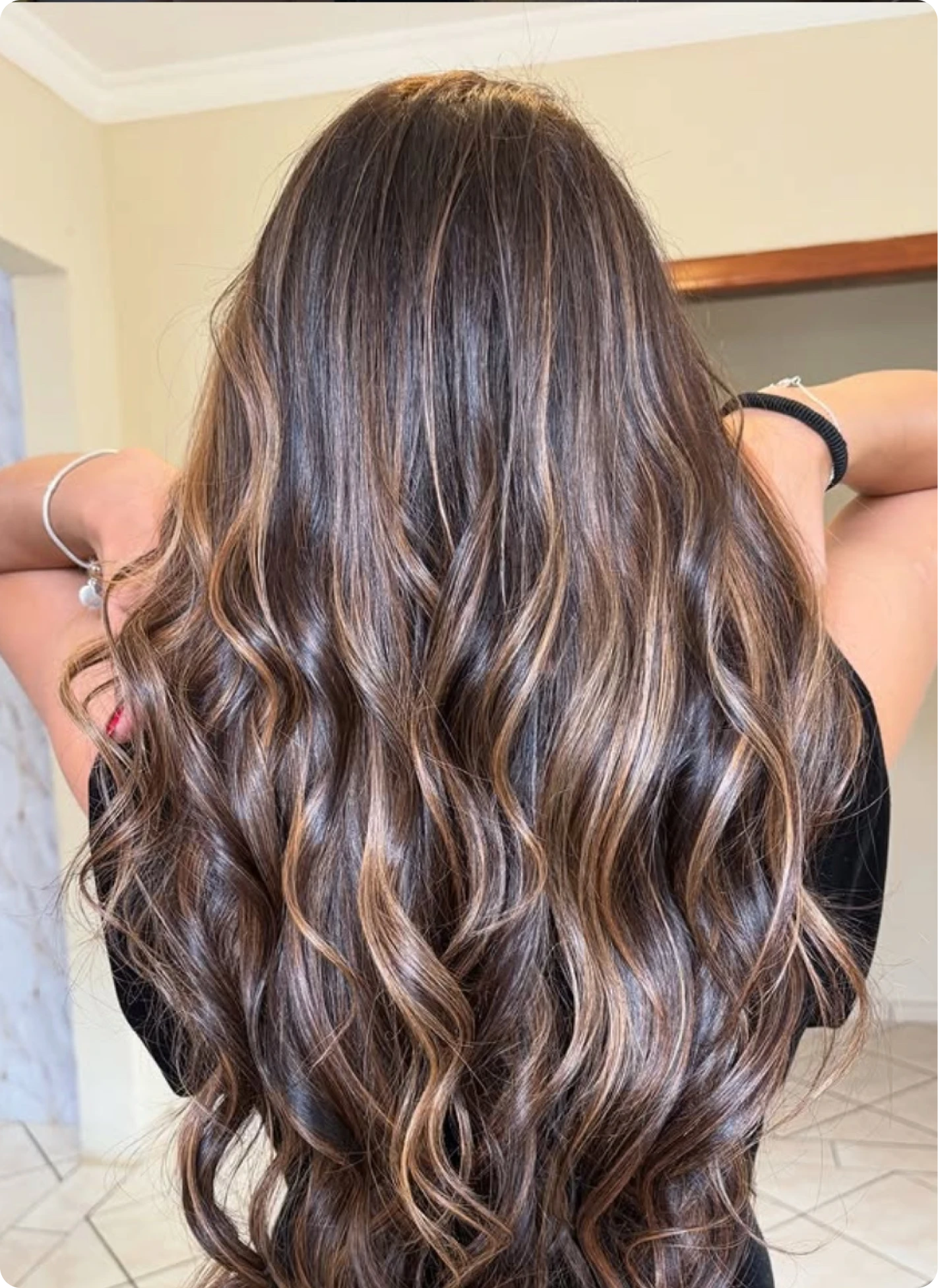Mechas castanhas com ondas suaves